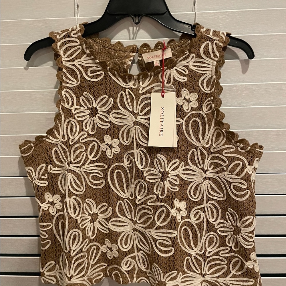 BNWT Solitaire Sleeveless Embroidered Scalloped Edge Vest. GORGEOUS. Size L